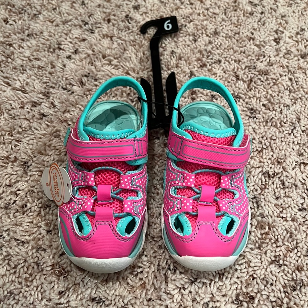NWT Toddler girl’s closed toe sandals size 6 💕